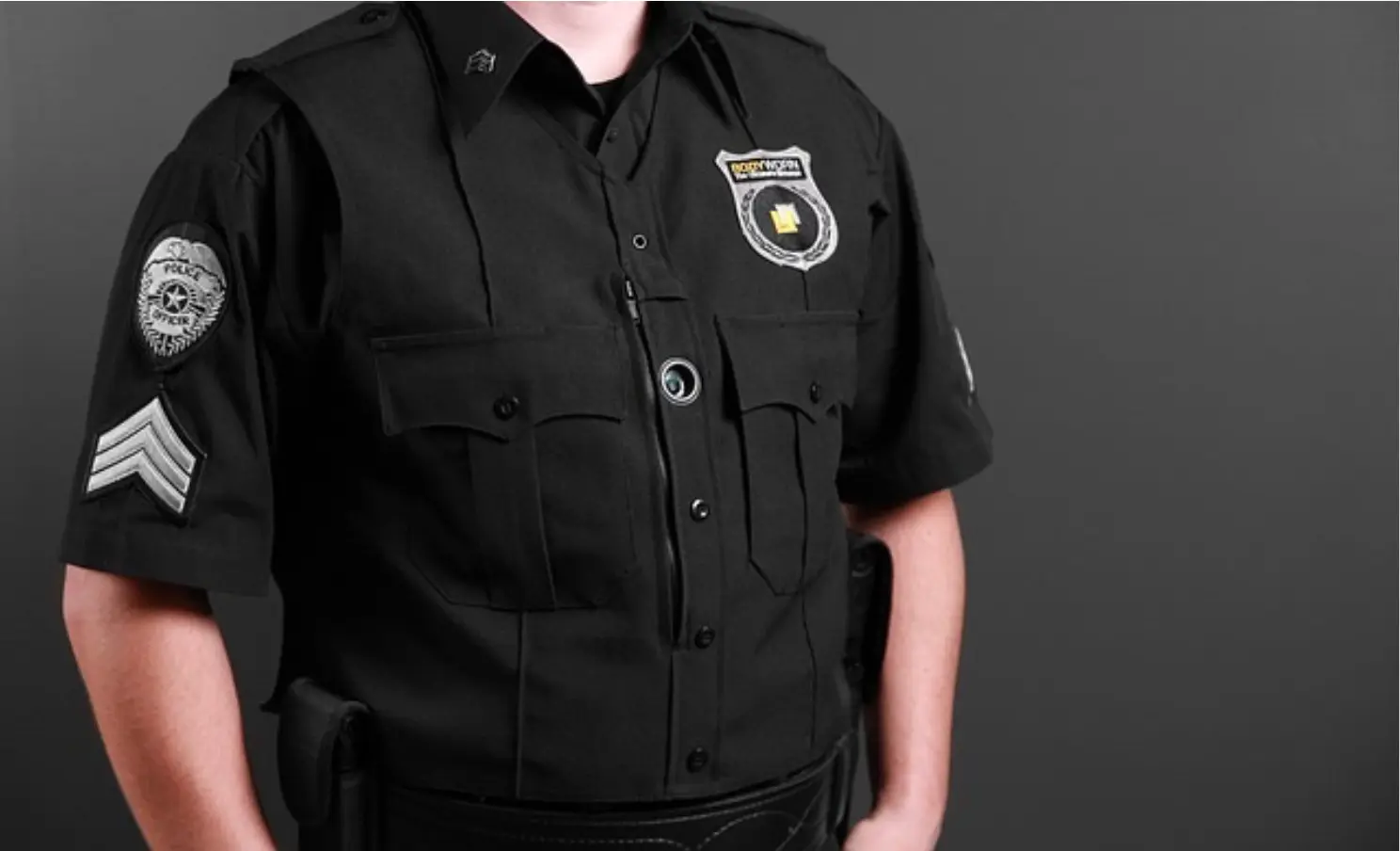 Caméra integrée à l'uniforme policier